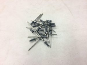 RIVETS DE COULEURS